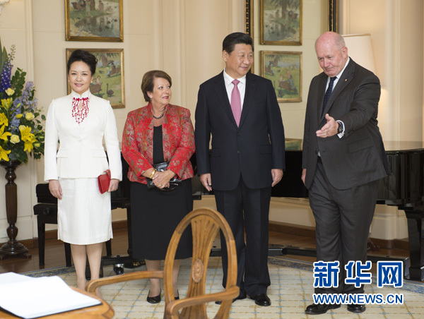 11月17日，中國國家主席習(xí)近平在堪培拉會見澳大利亞總督科斯格羅夫。會見前，科斯格羅夫在總督府草坪為習(xí)近平舉行隆重歡迎儀式。習(xí)近平和夫人彭麗媛抵達(dá)時，受到科斯格羅夫總督夫婦熱情迎接。新華社記者黃敬文 攝 