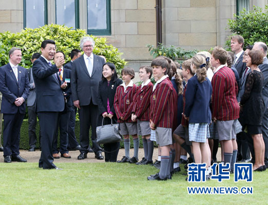 11月18日，國(guó)家主席習(xí)近平在澳大利亞塔斯馬尼亞州與朗塞斯頓市斯科奇－歐克伯恩小學(xué)的小學(xué)生共同植樹(shù)。新華社記者 姚大偉 攝