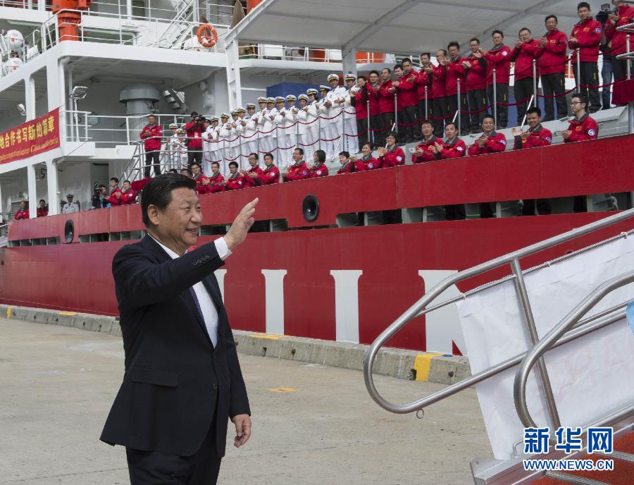 11月18日，正在澳大利亞塔斯馬尼亞州首府霍巴特訪問的中國國家主席習(xí)近平在澳大利亞總理阿博特陪同下參觀南極科考項目并慰問兩國科考人員。這是習(xí)近平在霍巴特港看望正在這里補給的&ldquo;雪龍&rdquo;號全體科考人員。新華社記者李學(xué)仁攝 