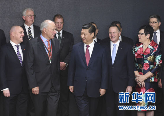 11月21日，中國國家主席習(xí)近平在奧克蘭和新西蘭總理約翰&middot;基共同出席中國－新西蘭市長(zhǎng)論壇啟動(dòng)儀式，并在啟動(dòng)儀式后會(huì)見&ldquo;新中關(guān)系促進(jìn)委員會(huì)&rdquo;主要成員。新華社記者馬占成攝