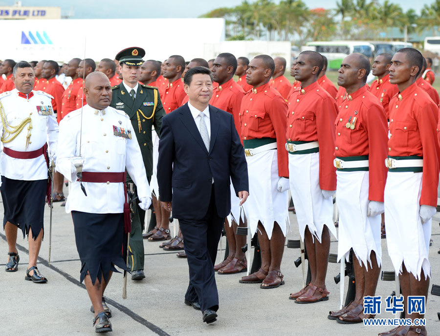 11月21日，國家主席習(xí)近平抵達楠迪，開始對斐濟進行國事訪問并將同太平洋建交島國領(lǐng)導(dǎo)人舉行會晤。這是習(xí)近平主席在機場出席斐濟總理姆拜尼馬拉馬舉行的隆重歡迎儀式。 新華社記者馬占成攝 