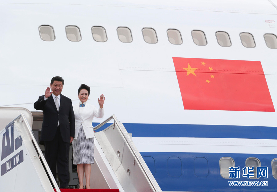 11月21日，國家主席習(xí)近平抵達楠迪，開始對斐濟進行國事訪問并將同太平洋建交島國領(lǐng)導(dǎo)人舉行會晤。 這是習(xí)近平和夫人彭麗媛步出機艙。新華社記者丁林攝 