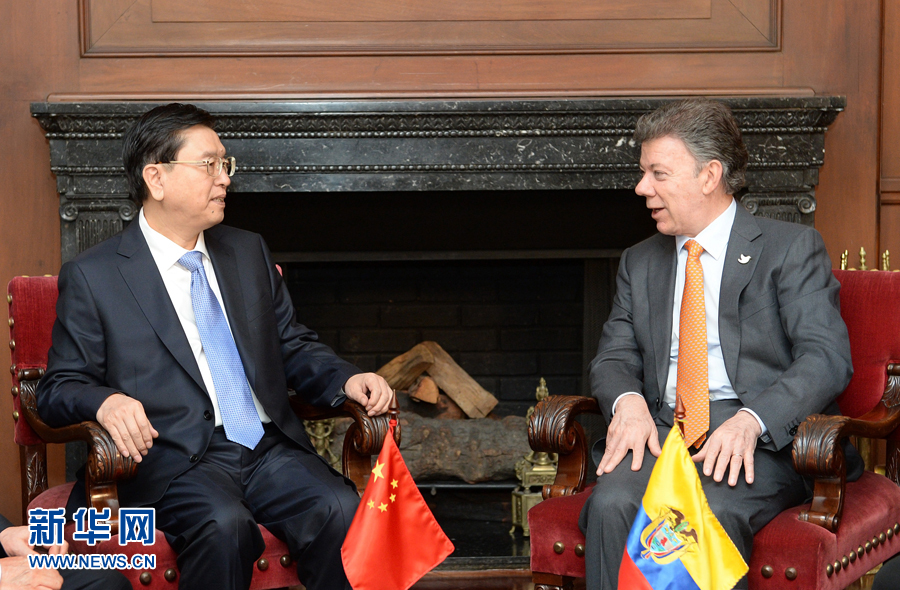 11月24日，正在哥倫比亞進行正式友好訪問的全國人大常委會委員長張德江在波哥大會見哥倫比亞總統(tǒng)桑托斯。 新華社記者 劉建生 攝