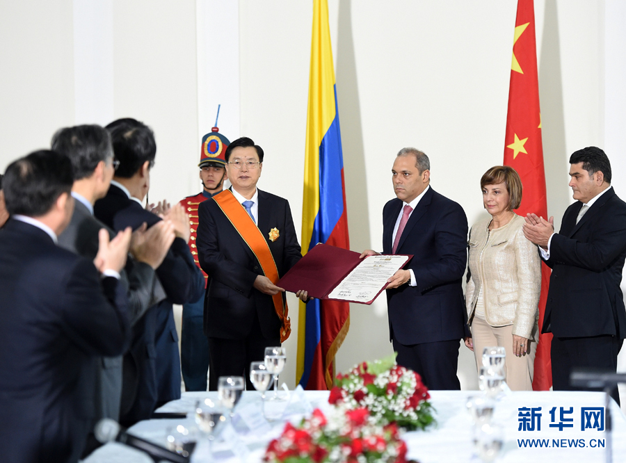 11月24日，正在哥倫比亞進行正式友好訪問的全國人大常委會委員長張德江在波哥大與哥倫比亞國會主席兼參議長納梅舉行會談。 新華社記者鞠鵬 攝