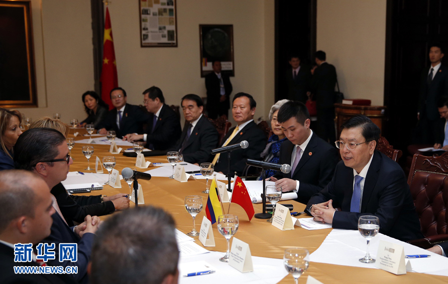 11月24日，正在哥倫比亞進行正式友好訪問的全國人大常委會委員長張德江在波哥大與哥倫比亞眾議長阿明舉行會談。 新華社記者 鞠鵬 攝 