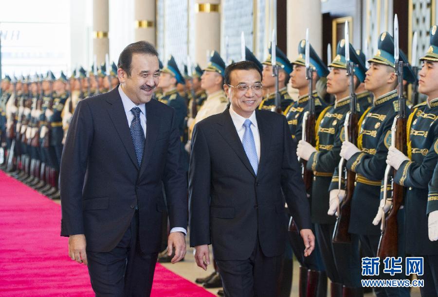 12月14日，應(yīng)哈薩克斯坦共和國(guó)總理馬西莫夫邀請(qǐng)，國(guó)務(wù)院總理李克強(qiáng)乘專機(jī)抵達(dá)阿斯塔納國(guó)際機(jī)場(chǎng)，開始對(duì)哈薩克斯坦進(jìn)行正式訪問，舉行中哈總理第二次定期會(huì)晤，并出席上海合作組織成員國(guó)政府首腦理事會(huì)第十三次會(huì)議。馬西莫夫到機(jī)場(chǎng)迎接李克強(qiáng)，并舉行隆重的歡迎儀式。新華社記者 黃敬文 攝