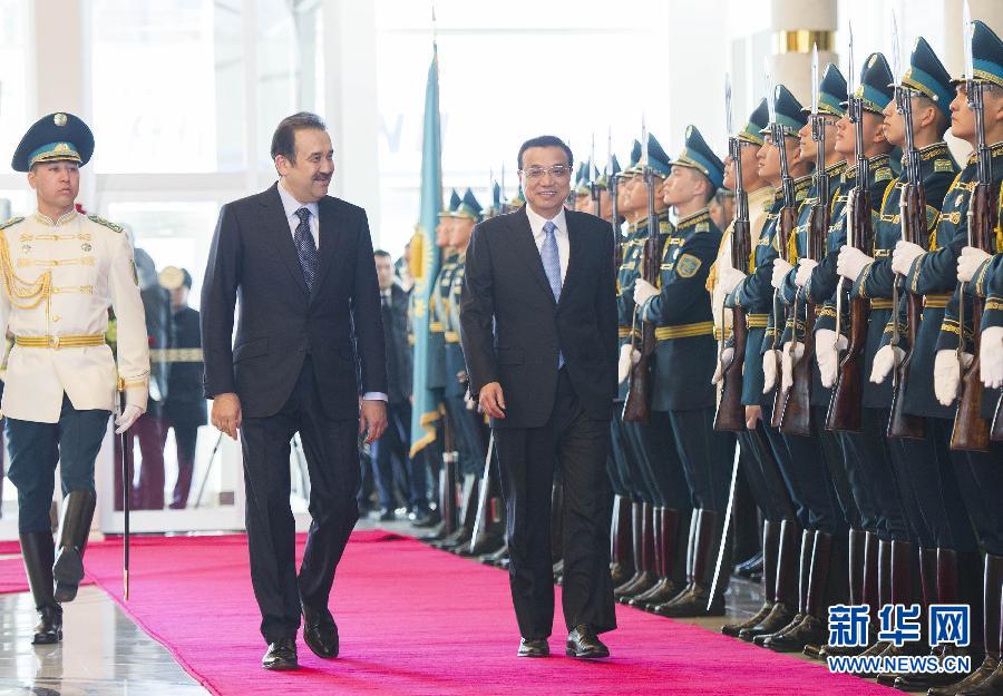 12月14日，應(yīng)哈薩克斯坦共和國(guó)總理馬西莫夫邀請(qǐng)，國(guó)務(wù)院總理李克強(qiáng)乘專機(jī)抵達(dá)阿斯塔納國(guó)際機(jī)場(chǎng)，開始對(duì)哈薩克斯坦進(jìn)行正式訪問，舉行中哈總理第二次定期會(huì)晤，并出席上海合作組織成員國(guó)政府首腦理事會(huì)第十三次會(huì)議。馬西莫夫到機(jī)場(chǎng)迎接李克強(qiáng)，并舉行隆重的歡迎儀式。新華社記者 黃敬文 攝