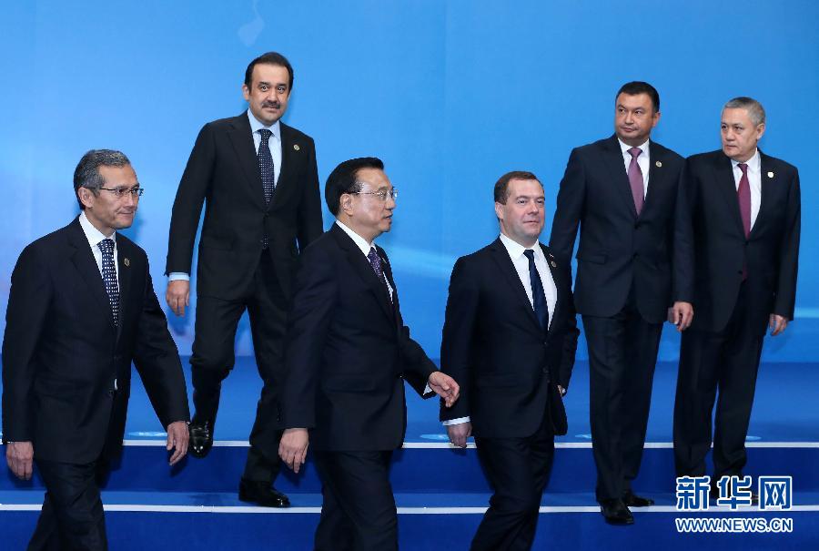 12月15日，中國國務(wù)院總理李克強(qiáng)在阿斯塔納出席上海合作組織成員國政府首腦理事會第十三次會議。這是與會領(lǐng)導(dǎo)人集體合影后走向會場。新華社記者 龐興雷 攝 