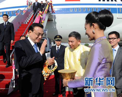 12月19日，中國國務(wù)院總理李克強(qiáng)抵達(dá)曼谷，出席大湄公河次區(qū)域經(jīng)濟(jì)合作領(lǐng)導(dǎo)人第五次會議。新華社記者饒愛民攝