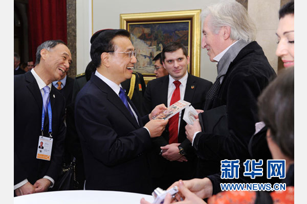 12月18日，中國國務(wù)院總理李克強(qiáng)在貝爾格萊德市政廳接受&ldquo;貝爾格萊德榮譽(yù)市民&rdquo;證書，塞爾維亞總理武契奇陪同出席。隨后，李克強(qiáng)同塞各界知名人士親切會見并互動交流。這是李克強(qiáng)同電影《瓦爾特保衛(wèi)薩拉熱窩》的演員薩馬爾季奇親切交談。新華社記者 饒愛民 攝