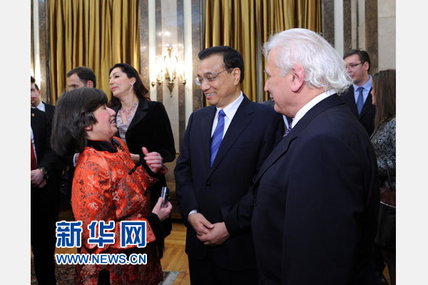 12月18日，中國國務(wù)院總理李克強(qiáng)在貝爾格萊德市政廳接受&ldquo;貝爾格萊德榮譽(yù)市民&rdquo;證書，塞爾維亞總理武契奇陪同出席。隨后，李克強(qiáng)同塞各界知名人士親切會見并互動交流。這是李克強(qiáng)同漢學(xué)家波普&mdash;采尼奇夫婦親切交談。新華社記者 饒愛民 攝