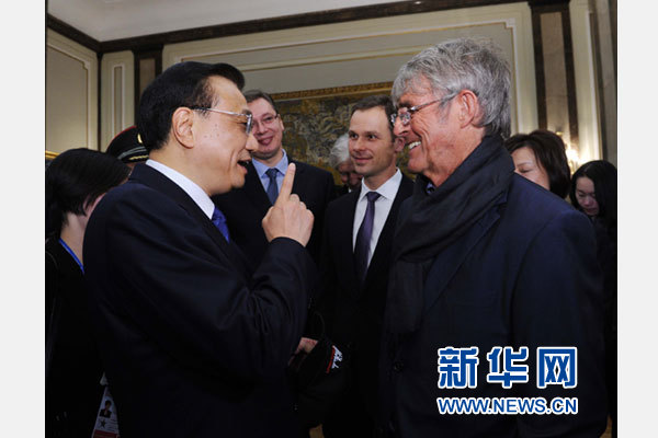 12月18日，中國國務(wù)院總理李克強(qiáng)在貝爾格萊德市政廳接受&ldquo;貝爾格萊德榮譽(yù)市民&rdquo;證書，塞爾維亞總理武契奇陪同出席。隨后，李克強(qiáng)同塞各界知名人士親切會見并互動交流。這是李克強(qiáng)同著名足球教練米盧蒂諾維奇親切交談。新華社記者 饒愛民 攝