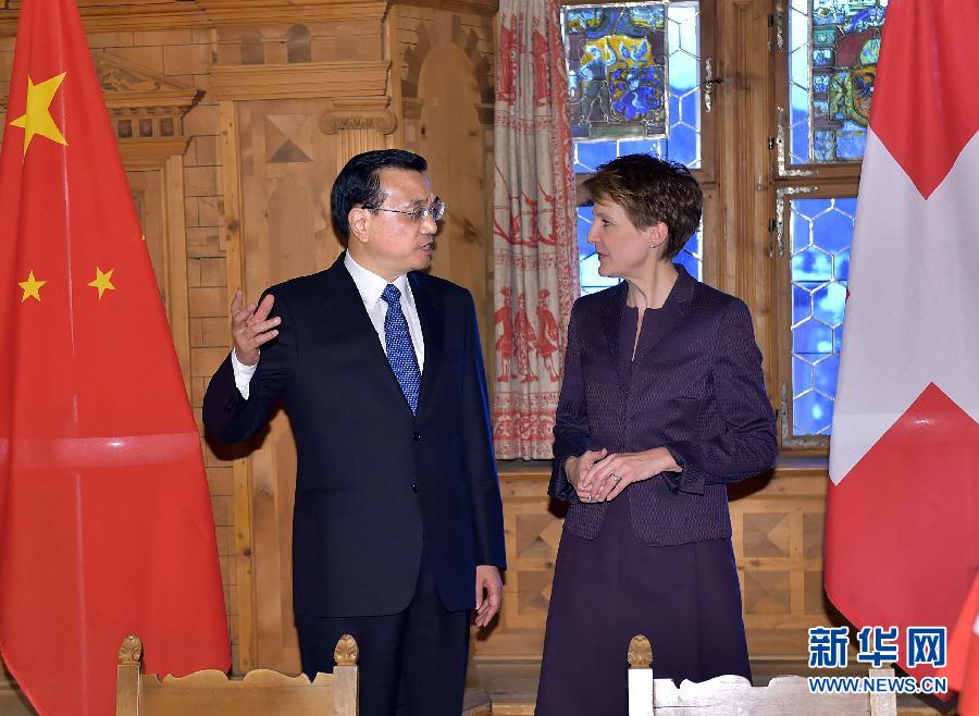 1月21日，國務(wù)院總理李克強(qiáng)在達(dá)沃斯同瑞士聯(lián)邦主席索馬魯加舉行會(huì)談。這是會(huì)談結(jié)束后，李克強(qiáng)與索馬魯加共同出席雙邊金融、食品、藥品、科研、人員往來等領(lǐng)域合作文件簽字儀式。新華社記者 李濤 攝