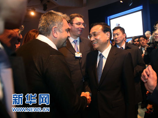 1月21日，中國國務院總理李克強在瑞士達沃斯舉行的世界經(jīng)濟論壇全會發(fā)表特別致辭并回答提問。這是李克強在致辭后同與會嘉賓親切交談。新華社記者 劉衛(wèi)兵 攝