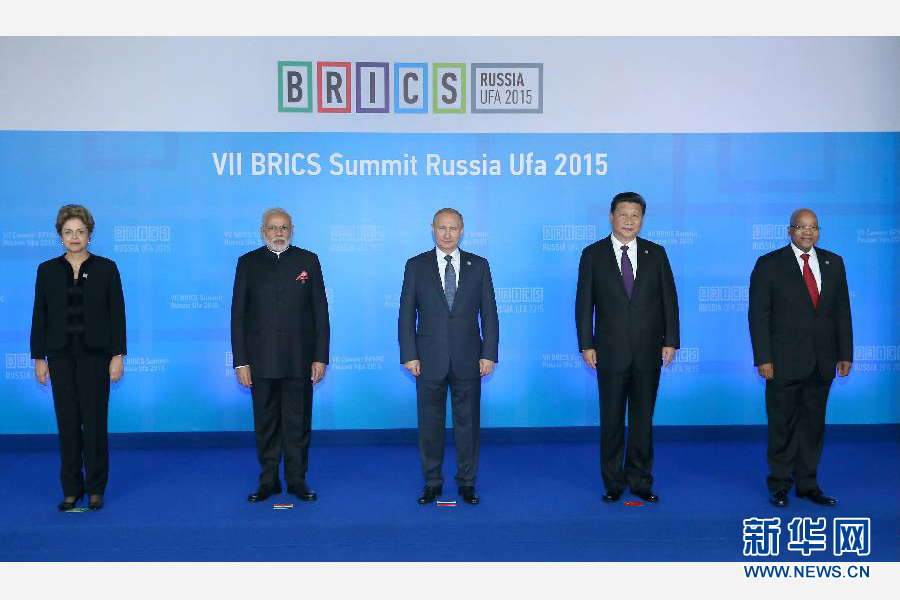 7月9日，金磚國家領(lǐng)導(dǎo)人第七次會(huì)晤在俄羅斯烏法舉行。中國國家主席習(xí)近平、俄羅斯總統(tǒng)普京、巴西總統(tǒng)羅塞夫、印度總理莫迪、南非總統(tǒng)祖馬出席。這是金磚國家領(lǐng)導(dǎo)人集體合影。新華社記者 龐興雷 攝