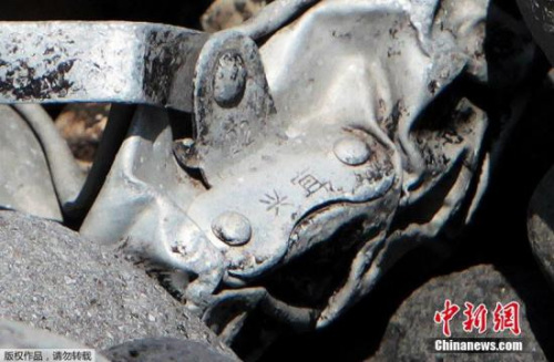 圖為疑似飛機金屬殘片上刻有中文&ldquo;宜興&rdquo;兩字。