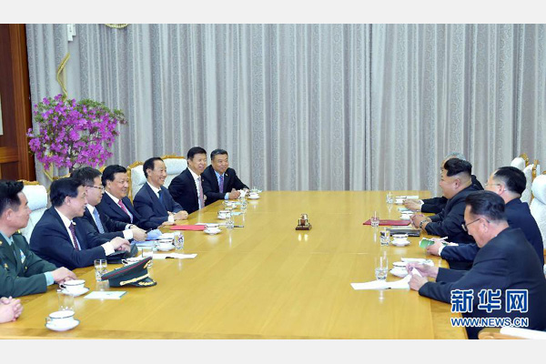 10月9日，中共中央政治局常委、中央書記處書記劉云山在平壤百花園迎賓館會見朝鮮勞動黨第一書記金正恩。 新華社記者 李濤 攝 