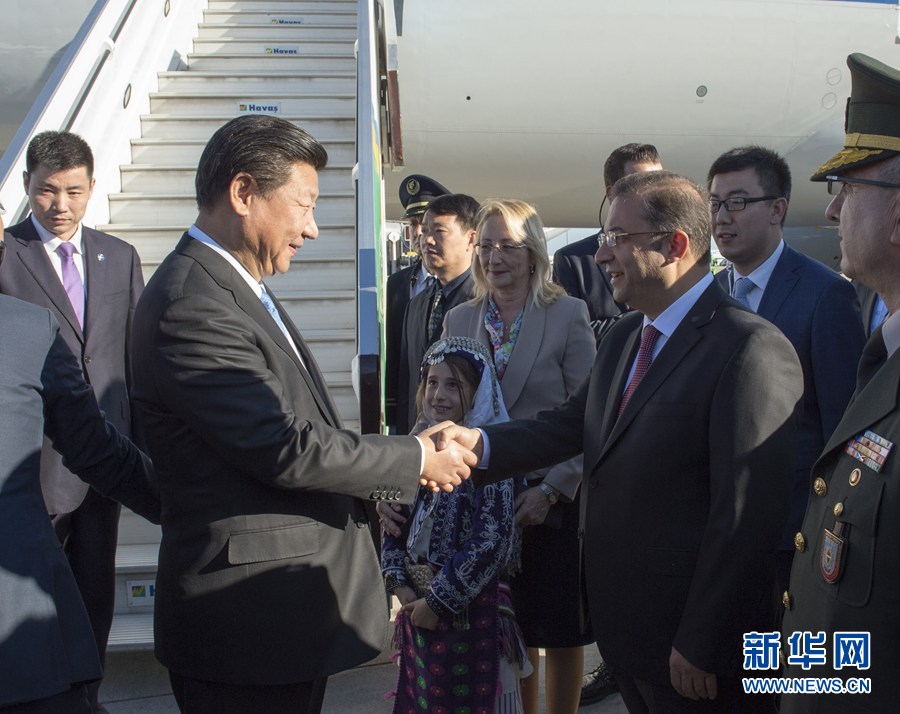  11月14日，國(guó)家主席習(xí)近平抵達(dá)土耳其安塔利亞，應(yīng)土耳其共和國(guó)總統(tǒng)埃爾多安邀請(qǐng)，出席二十國(guó)集團(tuán)領(lǐng)導(dǎo)人第十次峰會(huì)。土耳其高級(jí)官員到機(jī)場(chǎng)迎接習(xí)近平主席一行。新華社記者 李學(xué)仁 攝 