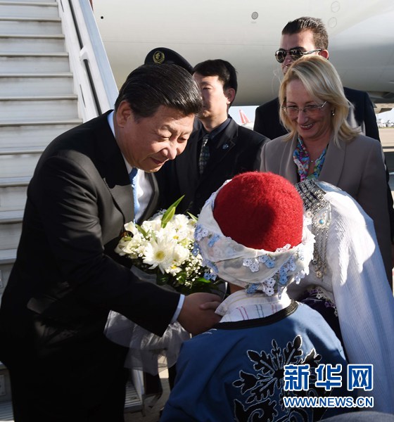 11月14日，國(guó)家主席習(xí)近平抵達(dá)土耳其安塔利亞，應(yīng)土耳其共和國(guó)總統(tǒng)埃爾多安邀請(qǐng)，出席二十國(guó)集團(tuán)領(lǐng)導(dǎo)人第十次峰會(huì)。這是土耳其兒童向習(xí)近平主席獻(xiàn)花。新華社記者 饒愛民 攝 