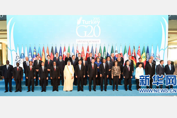 11月15日，二十國集團(tuán)領(lǐng)導(dǎo)人第十次峰會(huì)在土耳其安塔利亞舉行。國家主席習(xí)近平出席并發(fā)表題為《創(chuàng)新增長路徑共享發(fā)展成果》的重要講話。這是習(xí)近平主席同與會(huì)領(lǐng)導(dǎo)人合影。 新華社記者 李學(xué)仁 攝