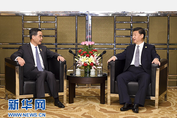 11月18日，國家主席習(xí)近平在菲律賓馬尼拉會見前來出席亞太經(jīng)合組織第二十三次領(lǐng)導(dǎo)人非正式會議的香港特別行政區(qū)行政長官梁振英。新華社記者謝環(huán)馳攝