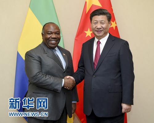 12月3日，國(guó)家主席習(xí)近平在約翰內(nèi)斯堡會(huì)見(jiàn)加蓬總統(tǒng)邦戈。新華社記者 謝環(huán)馳 攝 