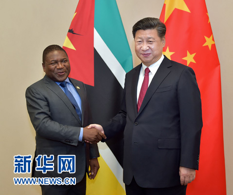 12月3日，國家主席習近平在約翰內(nèi)斯堡會見莫桑比克總統(tǒng)紐西。新華社記者 李濤 攝 
