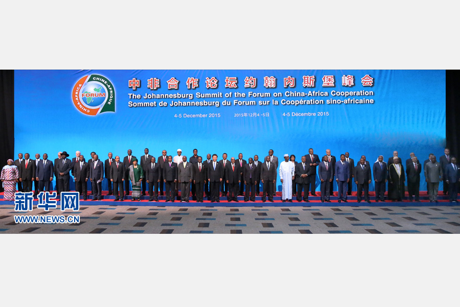 12月4日，國家主席習(xí)近平出席中非合作論壇約翰內(nèi)斯堡峰會開幕式并發(fā)表致辭。這是開幕式后，習(xí)近平同與會國家和地區(qū)組織領(lǐng)導(dǎo)人或代表集體合影。新華社記者龐興雷攝 