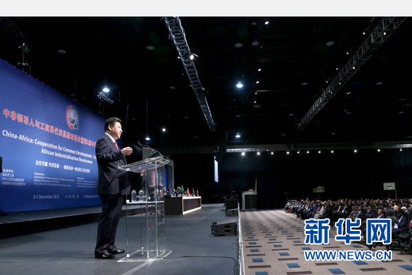 12月4日，國(guó)家主席習(xí)近平在約翰內(nèi)斯堡出席中非領(lǐng)導(dǎo)人與工商界代表高層對(duì)話會(huì)暨第五屆中非企業(yè)家大會(huì)閉幕式并發(fā)表題為《攜手共進(jìn)，譜寫中非合作新篇章》的重要講話。新華社記者 姚大偉 攝