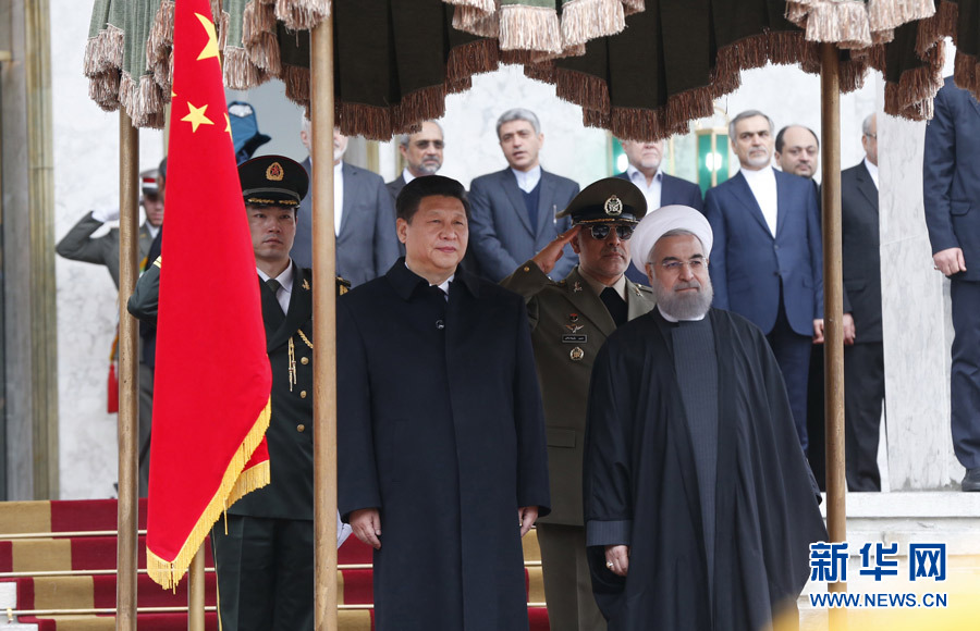 1月23日，國(guó)家主席習(xí)近平同伊朗總統(tǒng)魯哈尼在德黑蘭薩德阿巴德王宮舉行會(huì)談。這是會(huì)談前，習(xí)近平主席出席魯哈尼總統(tǒng)舉行的隆重歡迎儀式。新華社記者 鞠鵬 攝