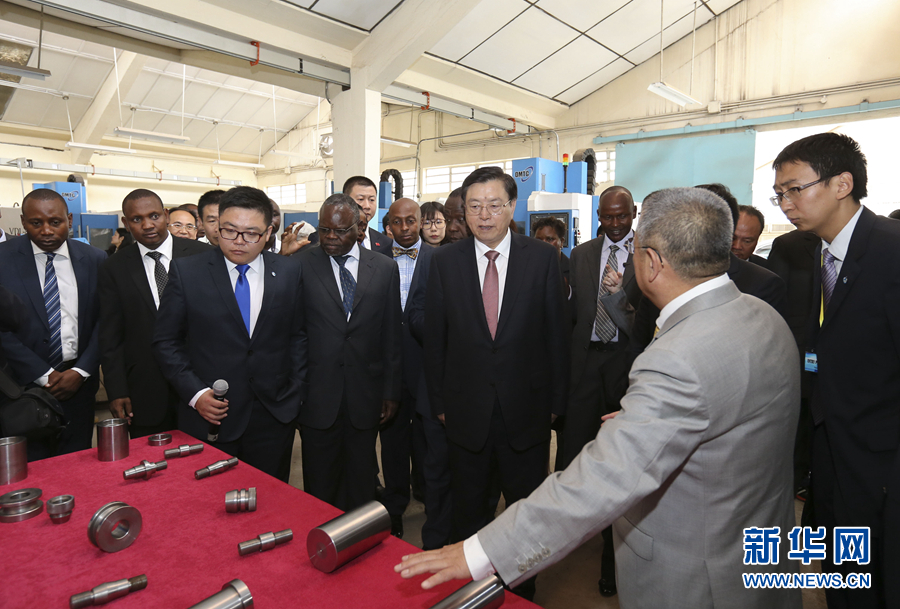 這是3月25日，張德江在肯尼亞首都內(nèi)羅畢考察中肯職業(yè)教育合作示范中心。 新華社記者丁林?jǐn)z