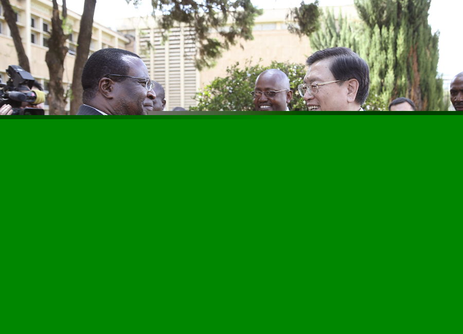 這是3月24日，張德江在肯尼亞首都內(nèi)羅畢與肯尼亞參議長埃蘇羅舉行會(huì)談。 新華社記者馬占成攝