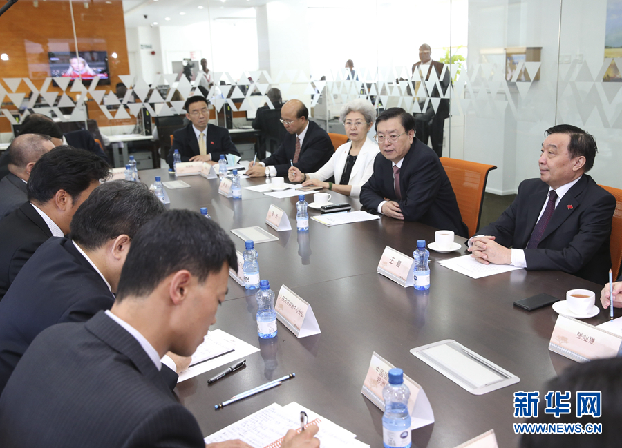 這是3月25日，張德江在肯尼亞首都內(nèi)羅畢考察中央電視臺(tái)非洲分臺(tái)并接見中央媒體駐非洲機(jī)構(gòu)負(fù)責(zé)人。 新華社記者馬占成攝