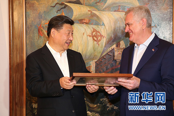 當(dāng)?shù)貢r(shí)間6月17日，國(guó)家主席習(xí)近平同塞爾維亞總統(tǒng)尼科利奇在貝爾格萊德舉行會(huì)晤。這是尼科利奇向習(xí)近平贈(zèng)送紀(jì)念品。新華社記者饒愛(ài)民攝