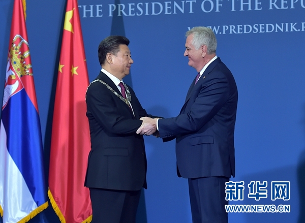 6月18日，國家主席習(xí)近平在貝爾格萊德同塞爾維亞總統(tǒng)尼科利奇舉行會談。會談后，尼科利奇向習(xí)近平授予塞爾維亞最高級別勛章&ldquo;共和國一級榮譽(yù)勛章&rdquo;，感謝習(xí)近平為中塞關(guān)系發(fā)展作出的杰出貢獻(xiàn)。新華社記者 李濤 攝 