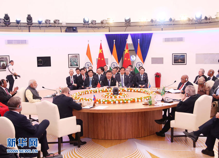 10月16日，金磚國家領(lǐng)導(dǎo)人第八次會(huì)晤在印度果阿舉行。中國國家主席習(xí)近平、印度總理莫迪、南非總統(tǒng)祖馬、巴西總統(tǒng)特梅爾、俄羅斯總統(tǒng)普京出席。習(xí)近平發(fā)表題為《堅(jiān)定信心　共謀發(fā)展》的重要講話。新華社記者姚大偉攝 