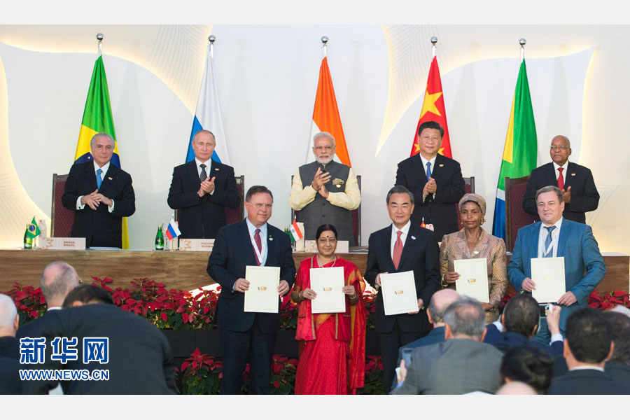 10月16日，金磚國家領(lǐng)導(dǎo)人第八次會(huì)晤在印度果阿舉行。中國國家主席習(xí)近平、印度總理莫迪、南非總統(tǒng)祖馬、巴西總統(tǒng)特梅爾、俄羅斯總統(tǒng)普京出席。這是會(huì)晤結(jié)束后，5國領(lǐng)導(dǎo)人共同見證合作文件的簽署，并出席聯(lián)合記者會(huì)。新華社記者謝環(huán)馳攝 