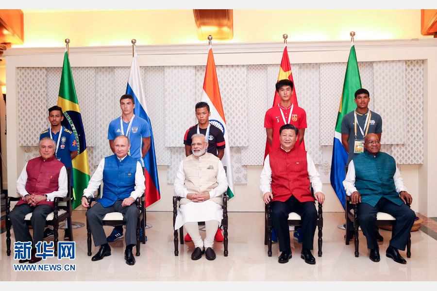 10月15日，國家主席習(xí)近平與印度總理莫迪、南非總統(tǒng)祖馬、巴西總統(tǒng)特梅爾、俄羅斯總統(tǒng)普京在印度果阿同參加金磚國家17歲以下少年足球賽的各國代表隊(duì)隊(duì)長合影。新華社記者姚大偉攝 