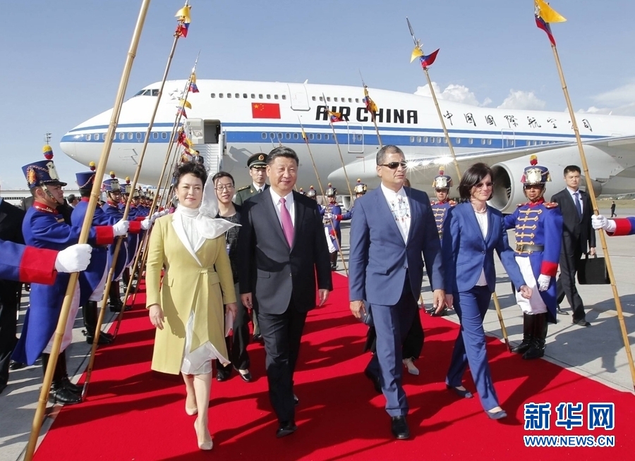 當地時間11月17日，國家主席習近平乘專機抵達基多，開始對厄瓜多爾共和國進行國事訪問。厄瓜多爾總統(tǒng)科雷亞和夫人馬勒布等在機場熱情迎接習近平和夫人彭麗媛。新華社記者 鞠鵬 攝 