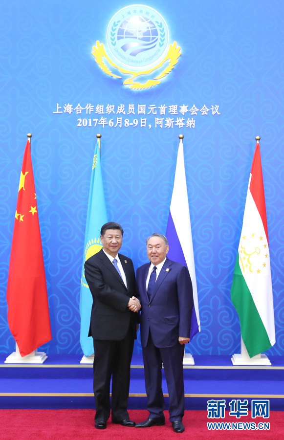6月9日，國(guó)家主席習(xí)近平在哈薩克斯坦首都阿斯塔納出席上海合作組織成員國(guó)元首理事會(huì)第十七次會(huì)議并發(fā)表重要講話(huà)。這是習(xí)近平出席會(huì)議時(shí)，受到哈薩克斯坦總統(tǒng)納扎爾巴耶夫的熱情迎接。新華社記者 馬占成 攝