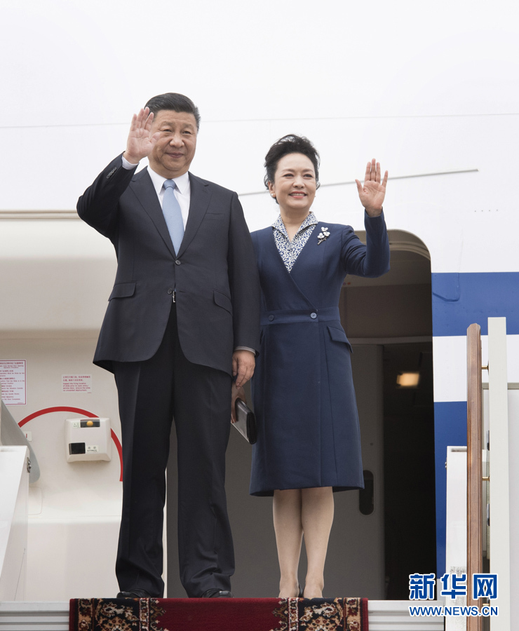 7月3日，國家主席習(xí)近平乘專機(jī)抵達(dá)莫斯科，開始對俄羅斯聯(lián)邦進(jìn)行國事訪問。這是習(xí)近平和夫人彭麗媛步出艙門。 新華社記者 李學(xué)仁 攝