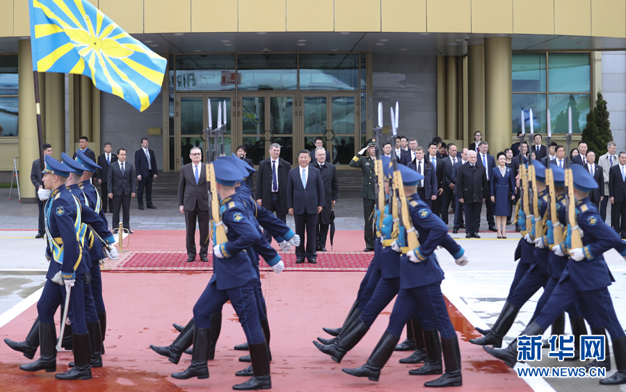 7月3日，國家主席習(xí)近平乘專機(jī)抵達(dá)莫斯科，開始對俄羅斯聯(lián)邦進(jìn)行國事訪問。這是習(xí)近平出席機(jī)場歡迎儀式。 新華社記者 謝環(huán)馳 攝