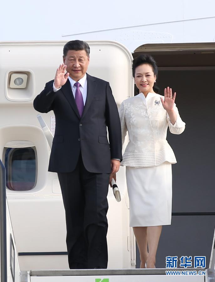 7月4日，國(guó)家主席習(xí)近平乘專(zhuān)機(jī)抵達(dá)柏林，開(kāi)始對(duì)德意志聯(lián)邦共和國(guó)進(jìn)行國(guó)事訪問(wèn)。這是習(xí)近平和夫人彭麗媛步出艙門(mén)。 新華社記者 姚大偉 攝