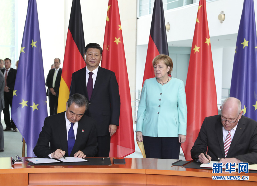 7月5日，國家主席習(xí)近平在柏林同德國總理默克爾舉行會談。會談后，兩國領(lǐng)導(dǎo)人共同見證了航天、智能制造、工業(yè)互聯(lián)網(wǎng)、數(shù)字化、第三方市場、大熊貓合作研究等領(lǐng)域多項(xiàng)雙邊合作文件的簽署。新華社記者馬占成攝