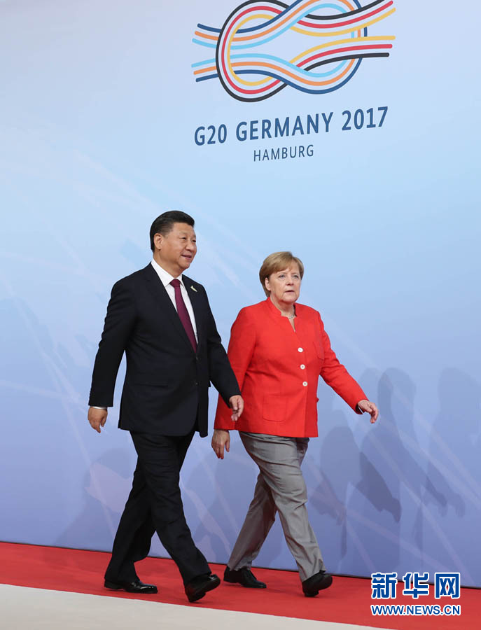 7月7日，二十國集團領導人第十二次峰會在德國漢堡舉行。國家主席習近平出席并發(fā)表題為《堅持開放包容　推動聯(lián)動增長》的重要講話。這是峰會開始前，習近平受到德國總理默克爾迎接。新華社記者 劉衛(wèi)兵 攝 