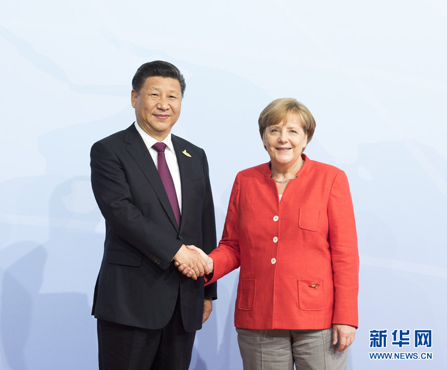 7月7日，二十國集團(tuán)領(lǐng)導(dǎo)人第十二次峰會在德國漢堡舉行。國家主席習(xí)近平出席并發(fā)表題為《堅持開放包容　推動聯(lián)動增長》的重要講話。這是峰會開始前，習(xí)近平受到德國總理默克爾迎接。新華社記者 李學(xué)仁 攝 