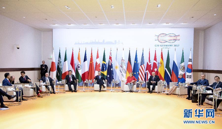 7月7日，二十國集團(tuán)領(lǐng)導(dǎo)人第十二次峰會在德國漢堡舉行。國家主席習(xí)近平出席并發(fā)表題為《堅持開放包容　推動聯(lián)動增長》的重要講話。這是峰會前，習(xí)近平出席二十國集團(tuán)峰會領(lǐng)導(dǎo)人座談會。新華社記者 李學(xué)仁 攝 
