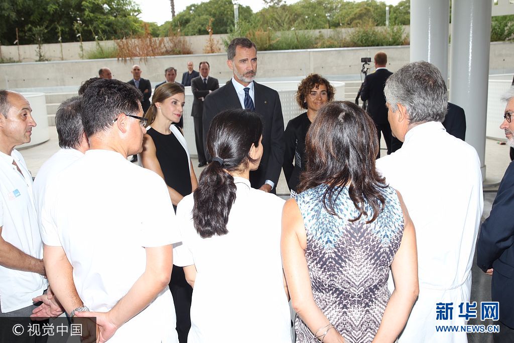 當(dāng)?shù)貢r間2017年8月19日，西班牙巴塞羅那，西班牙國王菲利普六世和萊蒂齊亞王后探望巴塞羅那恐襲案傷者。***_***BARCELONA, SPAIN - AUGUST 19:  In this handout photo provided by Casa de S.M. el Rey de Espana, King Felipe VI of Spain and Queen Letizia of Spain meets with medical staff as they arrive to visit last Thursday's terrorist attack victims at the Hospital de la Santa Creu i Sant Pau on August 19, 2017 in Barcelona, Spain. Thirteen people were killed and dozens injured in the Las Ramblas area of Barcelona when a van hit crowds on August 17.  (Photo by Casa de S.M. el Rey de Espana via Getty Images)