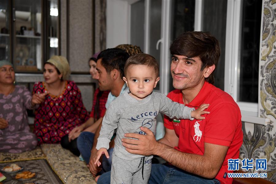 （國際&middot;圖文互動）（1）通訊：&ldquo;學(xué)習(xí)中文為我?guī)硪庀氩坏降陌l(fā)展機遇&rdquo;&mdash;&mdash;記一名&ldquo;90后&rdquo;塔吉克斯坦青年的圓夢之路