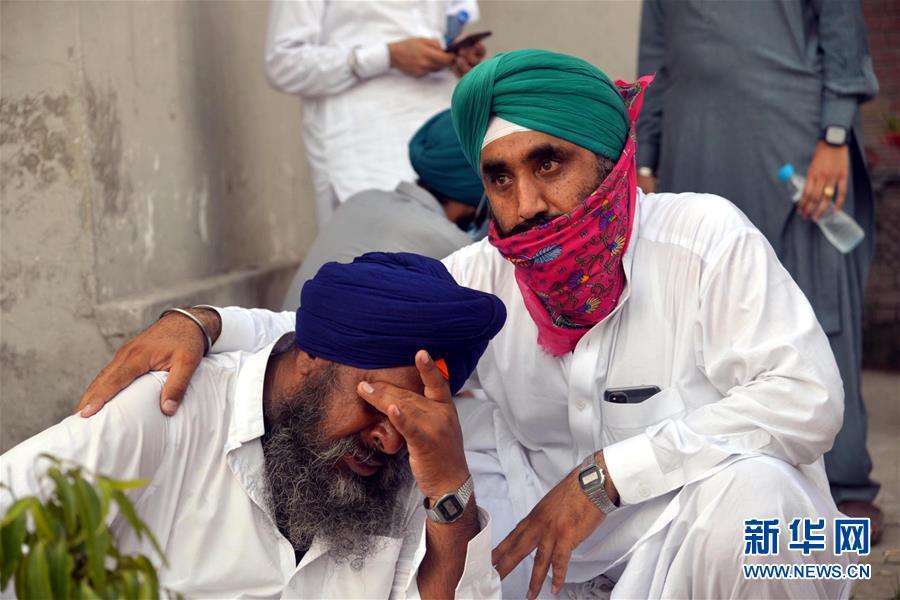 (國際)(7)巴基斯坦客運(yùn)列車和巴士相撞事故致19人死亡